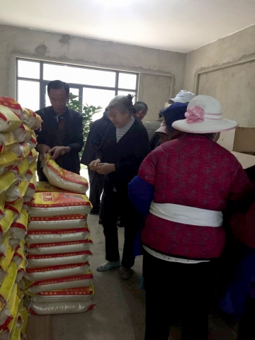 云南龙腾物业端午节关爱老人爱心活动 云南龙腾物业端午节关爱老人爱心活动